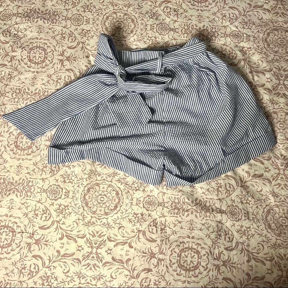 🧿THRIFTED🧿Blue&White striped bow shorts / Size isn’t listed, see measurements!